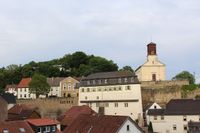 Schlossberg und Kirche in Grumbach